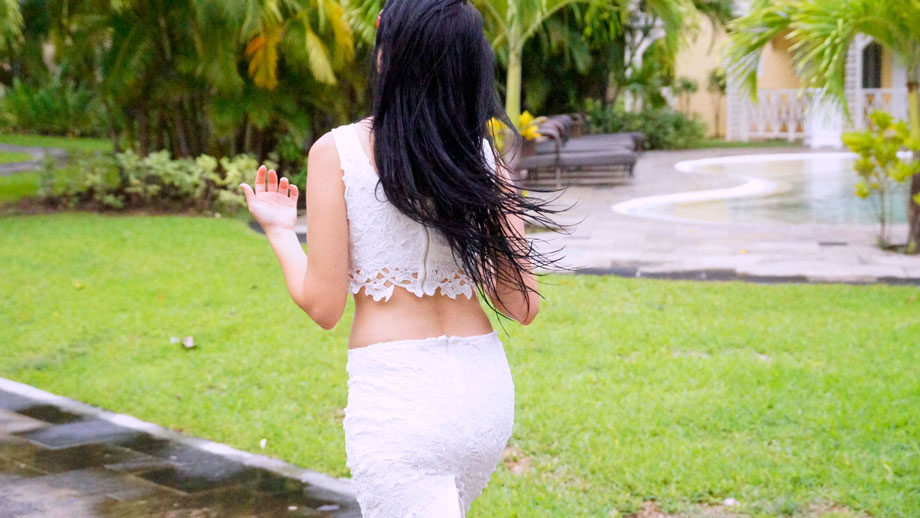 Sandra Cires en Vestido Blanco